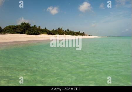 Varadero Beach, Kuba. Ein tropischer Strand mit kühlem blauem Wasser. Stockfoto