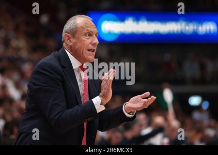 Mailand, Italien, Italien. 9. Juni 2023. Italien, Mailand, juni 9 2023 game1: Ettore Messina (Armani Cheftrainer) klatscht während des Basketballspiels EA7 Emporio Armani Milan vs Virtus Segafredo Bologna im 2. 2022-2023. Quartal für ein gutes Spiel (Abschlussspiel: © Fabrizio Andrea Bertani/Pacific Press via ZUMA Press Wire) NUR REDAKTIONELLE VERWENDUNG! Nicht für den kommerziellen GEBRAUCH! Stockfoto