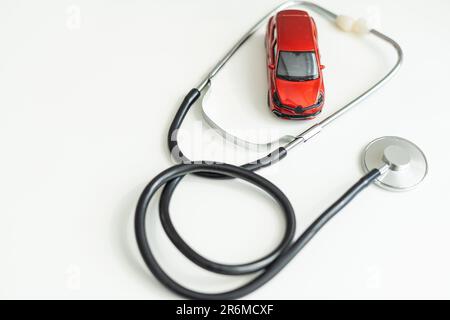Spielzeugauto und stethoskop kfz-diagnose-inspektion, reparatur