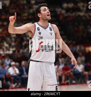 Mailand, Italien, Italien. 9. Juni 2023. Italien, Mailand, juni 9 2023: Alessandro Pajola (Virtus Guard) gibt im 4. Quartal während des Basketballspiels EA7 Emporio Armani Milan vs Virtus Segafredo Bologna Ratschläge an Teamkollegen, Final game1 Playoff LBA 2022-2023 (Kreditbild: © Fabrizio Andrea Bertani/Pacific Press via ZUMA Press Wire) NUR REDAKTIONELLE VERWENDUNG! Nicht für den kommerziellen GEBRAUCH! Stockfoto