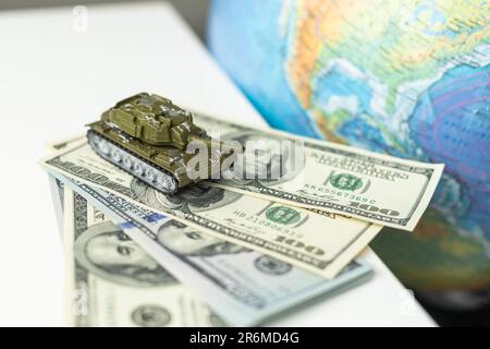 Grüner Panzer auf einer ukrainischen Karte Stockfoto