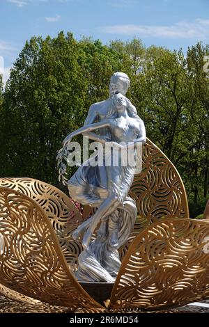 Kiew, Ukraine 5. Mai 2023: Denkmal der Liebenden im botanischen Garten Grischka der Stadt Kiew Stockfoto