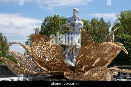 Kiew, Ukraine 5. Mai 2023: Denkmal der Liebenden im botanischen Garten Grischka der Stadt Kiew Stockfoto