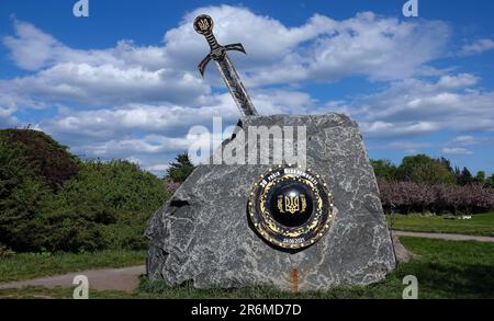 Kiew, Ukraine 5. Mai 2023: Denkmal der 30-jährigen Unabhängigkeit der Ukraine im botanischen Garten Grischka der Stadt Kiew Stockfoto