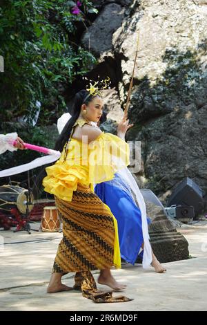 Das Theater von Babad Kadhiri Jayati (die Geschichte von Panji Ande-Ande Lumut) über Selomangleng-Darstellungskunst Stockfoto