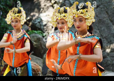 Das Theater von Babad Kadhiri Jayati (die Geschichte von Panji Ande-Ande Lumut) über Selomangleng-Darstellungskunst Stockfoto