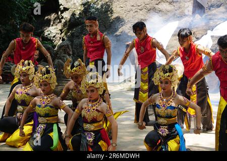Das Theater von Babad Kadhiri Jayati (die Geschichte von Panji Ande-Ande Lumut) über Selomangleng-Darstellungskunst Stockfoto