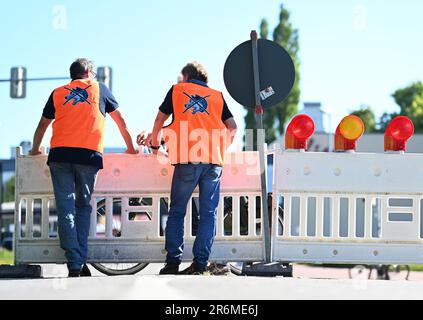 Aurich, Deutschland. 10. Juni 2023. Zwei Teilnehmer der Demonstration sichern die Zufahrtsstraßen vor der Veranstaltung. Die Vereinigungen Land schafft Verbindung (LSV) Ostfriesien und der friesische Naturschutzverband (FVN) haben eine Demonstration gegen die aktuelle Wolfspolitik gefordert. Kredit: Lars Penning/dpa/Alamy Live News Stockfoto
