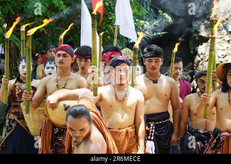 Das Theater von Babad Kadhiri Jayati (die Geschichte von Panji Ande-Ande Lumut) über Selomangleng-Darstellungskunst Stockfoto