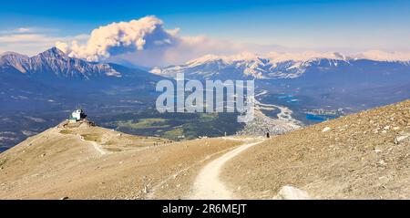 Rauch, der von Waldbränden in British Columbia aufsteigt, kann man an diesem Panoramablick auf die Pyramide und andere Gipfel vom Gipfel des Whistler Mountain in der Nähe von Jasper in den Kanadischen Rockies sehen Stockfoto