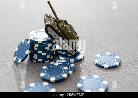 Dieses auffällige Bild von zwei Miniaturgeschäften, die Hand schütteln, könnte für die Börse, das Bankwesen, das Immobilienmanagement und das Vermögensmanagement verwendet werden. Die Stockfoto