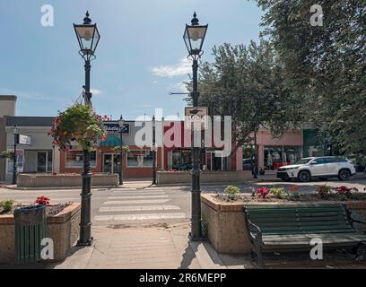 Medicine hat, Alberta, Kanada – 06. Juni 2023: Fußgängerübergang im Stadtzentrum mit Gaslampen Stockfoto