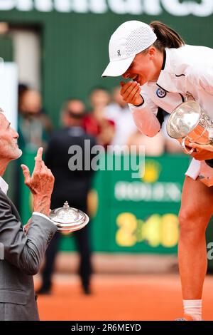 Paris, Frankreich. 10. Juni 2023. Tennisspieler IGA Swiatek aus Polen und Präsident des französischen Tennisverbands Gilles Moretton beim French Open Grand Slam Tennis Turnier 2023 in Roland Garros, Paris, Frankreich. Frank Molter/Alamy Live-Nachrichten Stockfoto