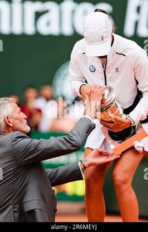 Paris, Frankreich. 10. Juni 2023. Tennisspieler IGA Swiatek aus Polen und Präsident des französischen Tennisverbands Gilles Moretton beim French Open Grand Slam Tennis Turnier 2023 in Roland Garros, Paris, Frankreich. Frank Molter/Alamy Live-Nachrichten Stockfoto