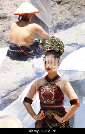 Das Theater von Babad Kadhiri Jayati (die Geschichte von Panji Ande-Ande Lumut) über Selomangleng-Darstellungskunst Stockfoto