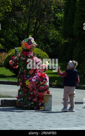 Kiew, Ukraine 29. Mai 2023: Mädchen mit Straßenblumenfee Stockfoto