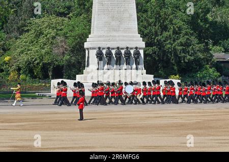 Horse Guards Parade, London, Großbritannien, am 10 2023. Juni. Prinz William, der Prinz von Wales, überprüft die Regimente der Haushaltsabteilungen als Regimentaler Oberst der Welsh Guards während der Trooping the Colour in Horse Guards Parade, London, Großbritannien, am 10 2023. Juni. Zu den Divisionen der Parade gehören die Fußwächter, die Grenadiergarde, die Coldstream-Garde, die Schotten-Garde, Die irische Garde, die Walisische Garde, mit dem von der Kavallerie montierten Regiment, bestehend aus den Rettungsschwimmern und den Blues und Royals, die zusammen die Eskorte des Sovereign bereitstellen. Auch die königliche Artillerie des Königs. Glaubwürdigkeit Stockfoto