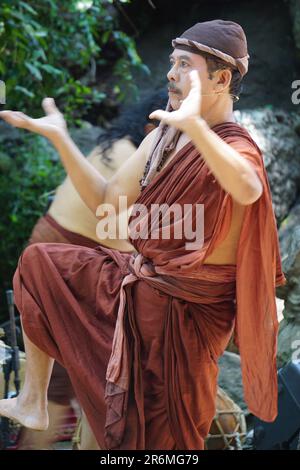 Das Theater von Babad Kadhiri Jayati (die Geschichte von Panji Ande-Ande Lumut) über Selomangleng-Darstellungskunst Stockfoto