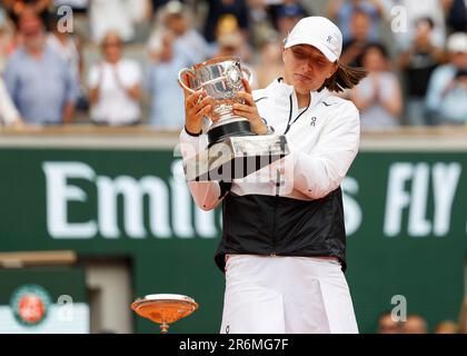 Paris, Frankreich, 10. Juni 2023. Polnischer Tennisspieler IGA Swiatek mit der Trophäe beim French Open 2023 Tennis Turnier in Roland Garros am Samstag 10.06.2023, © Juergen Hasenkopf / Alamy Live News Stockfoto