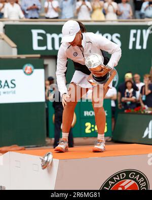 Paris, Frankreich, 10. Juni 2023. Polnischer Tennisspieler IGA Swiatek mit der Trophäe beim French Open 2023 Tennis Turnier in Roland Garros am Samstag 10.06.2023, © Juergen Hasenkopf / Alamy Live News Stockfoto