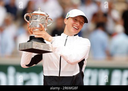 Paris, Frankreich, 10. Juni 2023. Polnischer Tennisspieler IGA Swiatek mit der Trophäe beim French Open 2023 Tennis Turnier in Roland Garros am Samstag 10.06.2023, © Juergen Hasenkopf / Alamy Live News Stockfoto