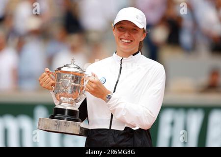 Paris, Frankreich, 10. Juni 2023. Polnischer Tennisspieler IGA Swiatek mit der Trophäe beim French Open 2023 Tennis Turnier in Roland Garros am Samstag 10.06.2023, © Juergen Hasenkopf / Alamy Live News Stockfoto