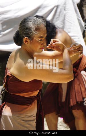 Das Theater von Babad Kadhiri Jayati (die Geschichte von Panji Ande-Ande Lumut) über Selomangleng-Darstellungskunst Stockfoto