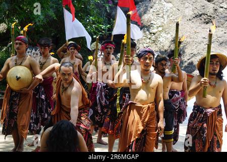 Das Theater von Babad Kadhiri Jayati (die Geschichte von Panji Ande-Ande Lumut) über Selomangleng-Darstellungskunst Stockfoto