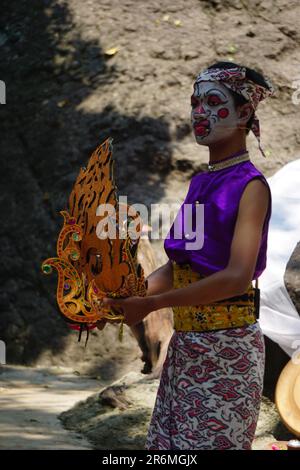 Das Theater von Babad Kadhiri Jayati (die Geschichte von Panji Ande-Ande Lumut) über Selomangleng-Darstellungskunst Stockfoto