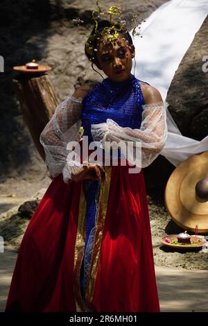 Das Theater von Babad Kadhiri Jayati (die Geschichte von Panji Ande-Ande Lumut) über Selomangleng-Darstellungskunst Stockfoto
