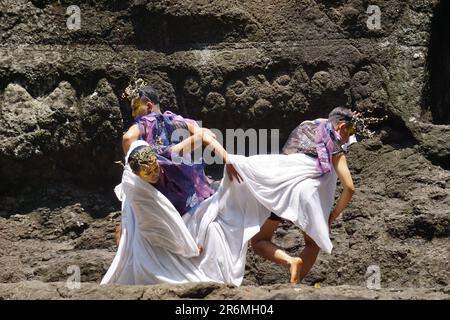 Das Theater von Babad Kadhiri Jayati (die Geschichte von Panji Ande-Ande Lumut) über Selomangleng-Darstellungskunst Stockfoto