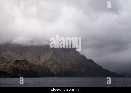 Gran Canaria, steil erodierte Nordwestküste der Gemeinde Agaete, Blick vom Hafen Puerto de Las Nieves in Richtung Faneque, dem zweithöchsten in Europ Stockfoto