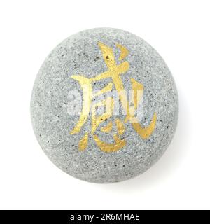Chinesischer Schriftzug gan oder japanisches Kan, was Gefühl bedeutet, geschrieben auf einem vulkanischen Felsstein Stockfoto