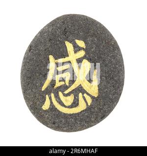 Chinesischer Schriftzug gan oder japanisches Kan, was Gefühl bedeutet, geschrieben auf einem vulkanischen Felsstein Stockfoto