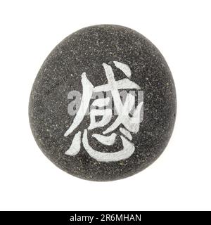 Chinesischer Schriftzug gan oder japanisches Kan, was Gefühl bedeutet, geschrieben auf einem vulkanischen Felsstein Stockfoto