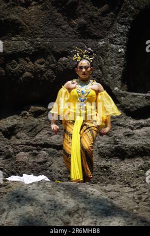 Das Theater von Babad Kadhiri Jayati (die Geschichte von Panji Ande-Ande Lumut) über Selomangleng-Darstellungskunst Stockfoto