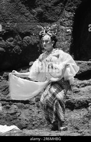 Das Theater von Babad Kadhiri Jayati (die Geschichte von Panji Ande-Ande Lumut) über Selomangleng-Darstellungskunst Stockfoto