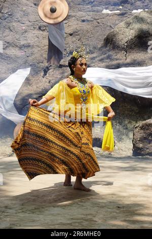 Das Theater von Babad Kadhiri Jayati (die Geschichte von Panji Ande-Ande Lumut) über Selomangleng-Darstellungskunst Stockfoto