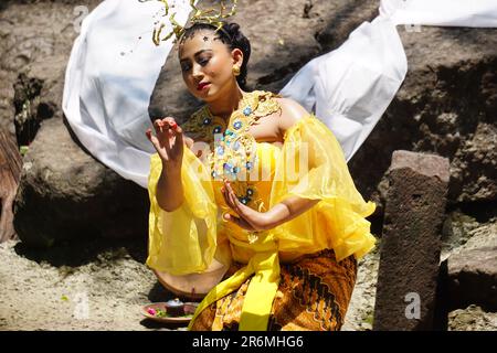 Das Theater von Babad Kadhiri Jayati (die Geschichte von Panji Ande-Ande Lumut) über Selomangleng-Darstellungskunst Stockfoto