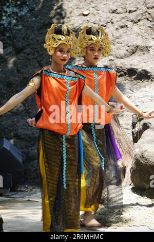 Das Theater von Babad Kadhiri Jayati (die Geschichte von Panji Ande-Ande Lumut) über Selomangleng-Darstellungskunst Stockfoto