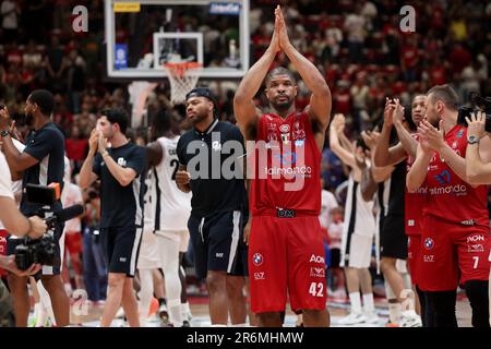 Mailand, Italien. 09. Juni 2023. Italien, Mailand, juni 9 2023: Kyle Hines (Armani Center) begrüßt die Fans am Ende des Basketballspiels EA7 Emporio Armani Milan vs Virtus Segafredo Bologna, Final game1 Playoff LBA 2022-2023 (Foto: Fabrizio Andrea Bertani/Pacific Press/Sipa USA). Guthaben: SIPA USA/Alamy Live News Stockfoto