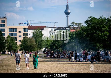 Berlin, Deutschland. 10. Juni 2023. Zahlreiche Menschen verbringen den sonnigen Tag im Mauerpark in Berlin-Prenzlauer Berg. Die Menschen in Berlin und Brandenburg können einen hellen und warmen Samstag genießen. Kredit: Fabian Sommer/dpa/Alamy Live News Stockfoto