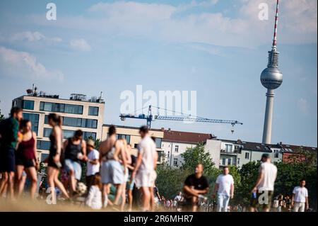 Berlin, Deutschland. 10. Juni 2023. Zahlreiche Menschen verbringen den sonnigen Tag im Mauerpark in Berlin-Prenzlauer Berg. Die Menschen in Berlin und Brandenburg können einen hellen und warmen Samstag genießen. Kredit: Fabian Sommer/dpa/Alamy Live News Stockfoto