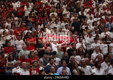 Mailand, Italien. 09. Juni 2023. Italien, Mailand, juni 9 2023: Fans von Armani Milan zeigen nach dem Sieg Schals und Banner am Ende des Basketballspiels EA7 Emporio Armani Milan vs Virtus Segafredo Bologna, Final game1 Playoff LBA 2022-2023 (Foto: Fabrizio Andrea Bertani/Pacific Press/Sipa USA) SIPA USA/Alamy Live News Stockfoto