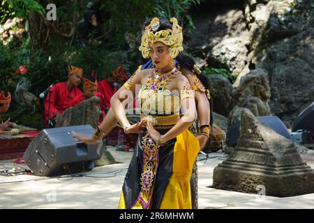 Das Theater von Babad Kadhiri Jayati (die Geschichte von Panji Ande-Ande Lumut) über Selomangleng-Darstellungskunst Stockfoto