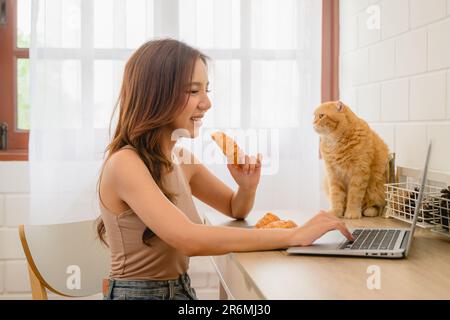 Eine Seniorin mit ihrer Tochter wird in einem glücklichen Porträt zu Hause dargestellt Stockfoto