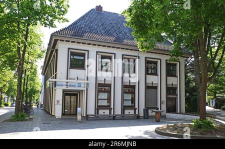 Bad Oeynhausen, Deutschland, Juni 6 2023 Eine Zweigstelle der Deutschen Bank. Das Gebäude ist als Denkmal in Bad Oeynhausen gelistet Stockfoto