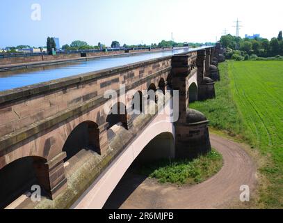 Minden, Deutschland - Juni 5 2023 das Minden Aquädukt besteht aus zwei parallelen Wasserbrücken, die den Mittellandkanal über die Weser führen. Es ist die Sektion Stockfoto