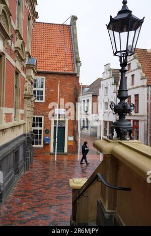 Leer, Deutschland - Januar 29 2023. Die Altstadt in leer. Die Straße heißt Rathausstraße. Die Laterne ist Teil des alten Rathauses. Stockfoto