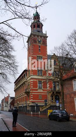 Leer, Deutschland - Januar 29 2023 das Rathaus ist eines der Wahrzeichen von leer. Das Gebäude mit seinem hohen Eckturm wurde 1894 im Histor fertiggestellt Stockfoto